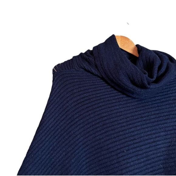 BCBGMaxarzia blue knit poncho. One size - Picture 9 of 10